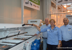 Hoopman Equipment & Engineering, met op de foto Jan Willem Hoopman, Marieke van Gorssel en Jan Eenink, had de VCS-600 klaibratiemachine meegenomen, waarmee zaden gezeefd en daarmee gekalibreerd worden.